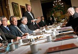 Alle neuzen in dezelfde richting in het Provinciehuis. Yorick Jansens<br>