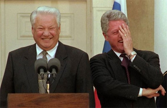 Dronken Jeltsin in onderbroek voor Witte Huis