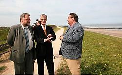 Het bezoek van minister Geert Bourgeois (midden) aan het project Waterdunen in Breskens, past in een studie naar kusttoerisme. Norbert Minne <br><br>