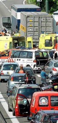 Bij het zwaarste ongeval omstreeks 12.15 uur raakte een BMW geplet tussen twee vrachtwagens. De inzittende vrouw is zwaargewond.<br>Lily Leys<br>