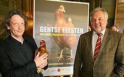Ontwerper Bart Dieleman (links) en schepen Lieven Decaluwe 'sprongen even van hun stok' om de Gentse Feesten-affiche 2007 voor te stellen.Frederiek Vande Velde