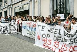 Met spandoeken, toeters en bellen kwamen de actievoerders hun eisen kracht bijzetten, maar het was tevergeefs.<br>Koen Merens<br>