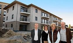 Stefaan Oosthuyse, Saskia Goetheyn, Chris Loostvelt en Josè Lecoutere bij de nieuwe serviceflats. phk<br>