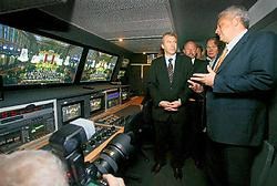 Minister-president Yves Leterme was gisteren op bezoek bij Alfacam en zag dat de studenten er heel wat zullen leren. Inge Van den Heuvel<br>