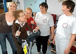 In het <br>wooncentrum Vanderstokken konden <br>senioren <br>sporten <br>met <br>jongeren.<br>Yvan <br>De Saedeleer