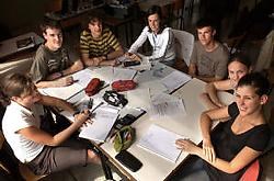 Janne Minne, Benoit Messiaen, Thomas Catteeuw, Ruth Ollivier, David Deman, Davina Malfait en Liedeij Wybaillie vergaderen over hun Minimobielbedrijfje.Patrick Holderbeke<br>