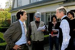 Regisseur Jan Verheyen bespreekt het script met Koen De Bouw (links) en Filip Peeters (rechts). <br>Koen Fasseur<br>