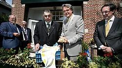 Schepen Philip Heylen krijgt de eerste asperges cadeau van de Nederlandse consul. Wim Kempenaers <br>