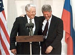 Boris Jeltsin en VS-president Bill Clinton tijdens een aanval van slappe lach, op een persconferentie in 1995.afp<br>