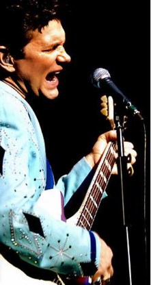 Chris Isaak: gesloten ogen, veel tremelo-gitaar en die melancholische tenorstem.Koen Bauters<br>