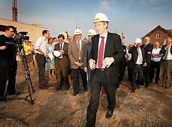 Yves Leterme deed de eerste spadesteek van het nieuwe rusthuis in Meeuwen-Gruitrode. Yorick Jansens<br>
