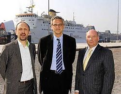 Minister Kris Peeters tussen Johan Vande Lanotte en Paul Gerard: de Vlaamse regering heeft een investeringsplan klaar voor de Oostendse haven ter waarde van 150miljoen euro. <br>Els Verhaeghe<br>