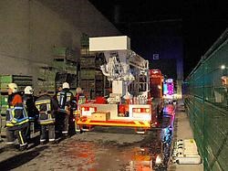 Omdat giftige rook vrijkwam, moesten de brandweerlui met perslucht het bedrijf Cramet betreden. <br> Guy VanDen Bossche<br>