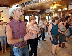 Countrydansers leven zich uit in de Ledenbergse Saloon Yvan De Daedeleer<br>