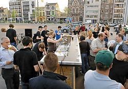 Om hun eis voor een degelijk onderkomen kracht bij te zetten kampeerden de jongeren van jeugdhuis 't Pleksken voor het stadhuis van Sint-Niklaas. Paul De Malsche <br>