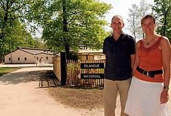 'Ik ben gelukkiger dan vroeger', bekent ex-bouwaannemer Erwin Stessens, die vandaag samen met zijn vrouw Karin een bivakplaats voor chiro, scouts en gehandicapten runt. Lily Leys