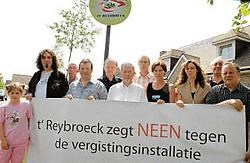 Het buurtcomité t' Reybroeck wist niet wat het hoorde. 'De vergistings-<br>installatie is milieutechnisch in orde, maar de bouw zo dicht bij een woonwijk kan niet, vindt het stadsbestuur van Deinze.<br>Guy <br>Van Den Bossche<br>