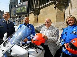 Lara Somerlinck en korpschef Freddy Carlier zien geamuseerd hoe burgemeester Termont de zit op de nieuwe motor test.Frederiek Vande Velde