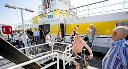 De veerdienst Lillo-Doel profiteert van het mooie zomerweer. Heel wat mensen maken tijdens het weekend gebruik van de overzetboot. Wim Daneels<br>