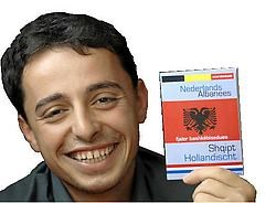 Edmond Ceku wil de Westerse en de Albanese culturen dichter bij elkaar brengen met zijn zakwoordenboek Albanees-Nederlands/<br>Nederlands-Albanees.<br> Paul De Malsche