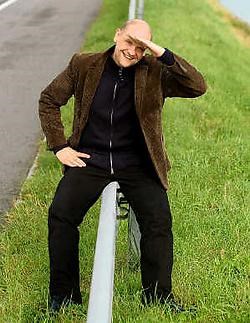 Steph Goossens, Cois uit Thuis, laat de auto wel vaker aan de kant. Hij heeft net een nieuwe fiets gekocht, een citybike. Pol De Wilde<br>