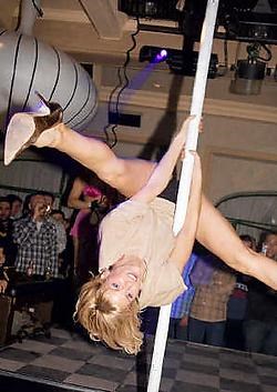 Een van de troeven van Diedjies is dat het bv's die in de belangstelling staan naar de discotheek haalt. Zo ook Tanja Dexters met haar paaldansact. rr