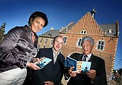 Karin Van Heetvelde, Tom Bridts en Wim Van Lishout aan het gerestaureerde poortgebouw. Ze tonen de AH-gids (Abdij Herkenrodegids) die deze week wordt uitgebracht. Yorick Jansens<br>