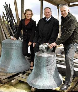 Cultuurschepen Nancy Bourgoignie, burgemeester Jean Vandecasteele en Koen Verwaerde bij de twee klokken die opnieuw een plaatsje krijgen in 't Hazegras. <br>Els Verhaeghe