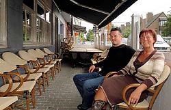 Dries Driessens en zijn vriendin Leen Luyten denken er voorlopig niet aan om hun terras op te breken: 'We wachten de uitspraak van de rechter af.' Lily Leys<br>