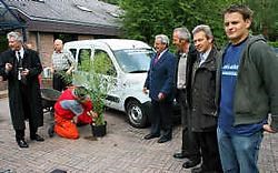 Simon Schollaert (r) geeft uitleg bij zijn met koolzaadolie aangedreven motor aan Willy Van Mossevelde, Leonce Nachtergaele en Henk Geeroms van ILvA, mentor Marc Roelandt en technisch adviseur aan het VTI Maurits Goeman. Emiel Vermeir
