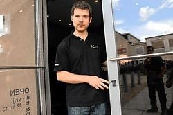 Winkelbediende Thomas toont de inbraaksporen. Marc Aerts<br>