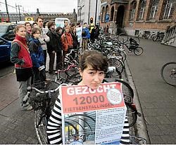 Het Gents Milieufront voerde gisterenmorgen actie tegen het tekort aan fietsenstallingen aan het Sint-Pietersstation.Gianni Barbieux
