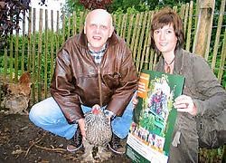 Carry Goossens en Annick Maes van IDM met 'ons Patty'.vacas