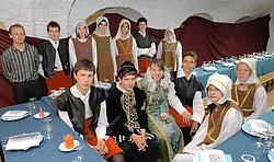 Historische gerechten zoeken, maken en opdienen in een aangepast kader, of hoe een geschiedenisles heel tastbaar kan zijn.yds<br>