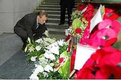 Karel van Eetvelt van Unizo legt een bloemenkrans neer aan de Menenpoort. Bart Vandenbroucke<br>