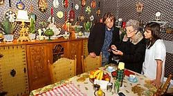 In het domotisch huis krijgt bewoonster Michelle Adriaense de modernste snufjes mee van theatermaakster Sophie De Somere (rechts) en Stef Vande Meulebroucke van Domotic.Lounge. Patrick Holderbeke<br>