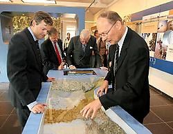 De genodigden bekijken met interesse de interactieve toepassingen van zand in het Quartz-gebouw. <br>Louis Verbraeken<br>