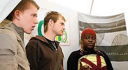 Olivia (rechts) maakte als kind in Kinshasa een oorlog mee. Haar medeleerlingen konden ervaren dat stemmen in Congo niet democratisch verloopt. <br>Eddy Van Ranst<br>