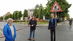 Middenstanders heropenen vroegtijdig de Rijselstraat in Sint-Michiels. 'Vijftien jaar geleden dachten we niet aan een officiële opening en we hebben niets dan ellende gekend.Michel Vanneuville<br>