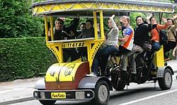 Peter Van de Veire (vierde van rechts) kwam toe met collega's op de 'funfiets'.Johan Van Cutsem<br>