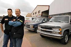 Dominique Provost (links) en Ivan De Rudder van de organiserende Speed Shop kijken uit naar het motorengeweld dat industriezone Kleine Akker zondag inneemt. Paul De Malsche