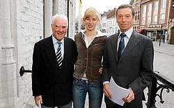 Katrien Van Looy, kleindochter van wielerkeizer Rik, rijdt op 2 augustus een wedstrijd voor het eigen publiek. Links: sponsor Remi De Moor. <br>Louis Verbraeken<br>