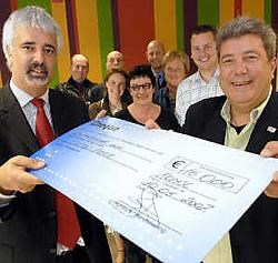 Staatssecretaris Bruno Tuybens kwam de welgekomen cheque voor de aankoop van speelgoed overhandigen. De schooldirecties op de achtergrond zijn wat blij met de centen.David Stockman<br>