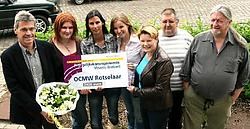 Gedeputeerde Karin Jiroflée (derde van rechts) reikt de prijs uit aan de OCMW-equipe.Johan Van Cutsem<br>