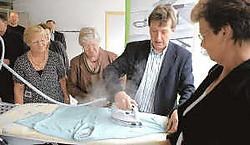 Burgemeester Marc Verheyden is naar eigen zeggen niet zo vertrouwd met het strijkijzer. Willy Fluyt <br>