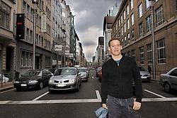 Carlos Gershenson bestudeert zelfregulerende systemen in de maatschappij. In Wetstraat deed hij onderzoek naar een vlottere verkeersstroom.