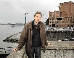 Bart Vercauteren op de Wilfordkaai in Temse. Fragmenten uit zijn roman spelen zich daar af. Paul De Malsche<br>