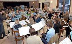 Jos Rossignol geeft na dit weekend het dirigeerstokje van de concertband Teralfene door aan zijn schoonbroer Johan Minner.Yvan De Saedeleer<br>