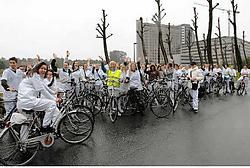 De verpleegsers en verpleegsters fietsten in de gietende regen van het AZ Sint-Jan naar het AZ Sint-Lucas. Michel Vanneuville<br>