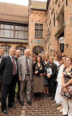 Het Sociaal Huis is officieel open. Vertegenwoordigers van de stad en het OCMW woonden de plechtigheid bij, samen met het personeel. Michel Vanneuville<br>